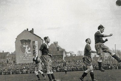 Ein historisches Foto, welches das große Fußball-Interesse auf dem Sportplatz am Karli-Haus zeigt.