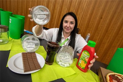 Wie viel Zucker steckt in Lebensmitteln? Franciska Dietel, Sachbearbeiterin Gesundheitsförderung und Prävention im Landratsamt, zeigt des den Besuchern des Gesundheitstages. So enthält ein Glas Cola beispielsweise elf Stück Würfelzucker.
