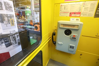 Eine Telefonzelle wurde 2009 in Zwickau vor der Verschrottung gerettet.
