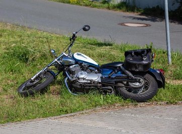 Bei einem Überholmanöver ist am Dienstagmorgen in Oelsnitz ein Motorradfahrer schwer verletzt worden.