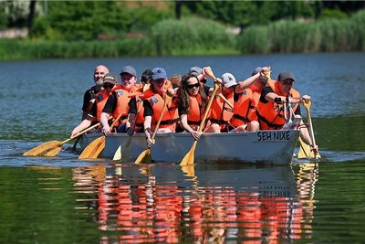 Ein Drachenboot auf dem Schloßteich - gebaut im Berufsbildungswerk Chemnitz, in dem auch viele blinde und sehbehinderte Menschen eine Ausbildung absolvieren. Sie starten Ende Juni sogar bei einem Wettkampf und trainieren in ihrer "Sehnixe" für dieses Rennen in Ulm. 