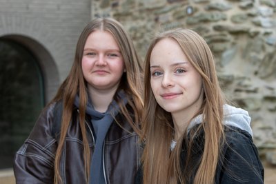 Alina Höfler und Selma Hilbig (rechts) kommen aus Zwickau zum Pflegestudium nach Plauen.