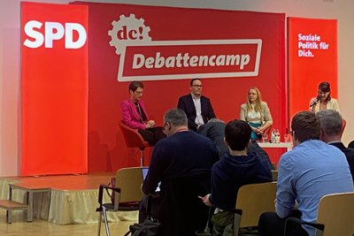 „Deutschland in der Sackgasse - wie wird der Staat wieder handlungsfähiger und effizienter?“ lautete die Frage des Forums mit Katrin Leonhardt, Dirk Panter, Katja Dietrich und Moderatorin Anastasia Bast (v.l.n.r.)