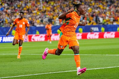Deutschlands nächster WM-Gegner Elfenbeinküste bejubelt einen Sieg gegen Ecuador.