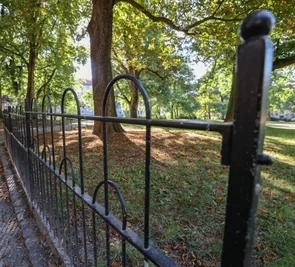Nicht nur einen Spielplatz gibt es auf dem "Gerri", sondern auch lauschiges Grün, Wege und zahlreiche Bänke.