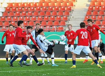 Emilio Kehrer (am Ball) und seine Teamkollegen kamen am Samstag in Zwickau gegen Norwegen nach 0:1-Rückstand zu einem 2:1-Sieg. 