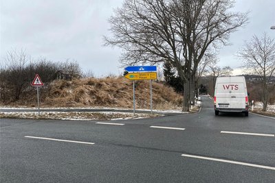 Die Kreisstraße verbindet das Gewerbegebiet Oberlosa mit der Bundesstraße 92. Im Zuge des Ausbaus der Straße war auch der Lärmschutzwall angelegt worden.