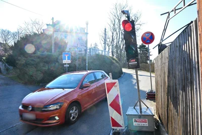 Nun steht sie doch: die Baustellenampel, die sich Anwohner gewünscht hatten.