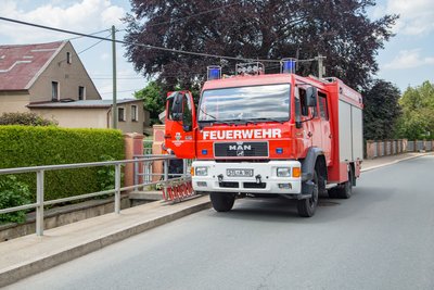 Mehr als 80 freiwillige Feuerwehrleute aus den umliegenden Orten waren mit 17 Einsatzfahrzeugen im Einsatz.
