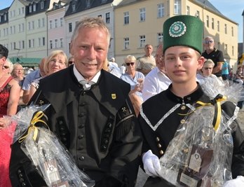 Bernd Schönherr (links) ist mit dem Silbernen Herzen ausgezeichnet worden. Shannon Brecheis nahm den Preis für Hans-Jürgen Brecheis entgegen.