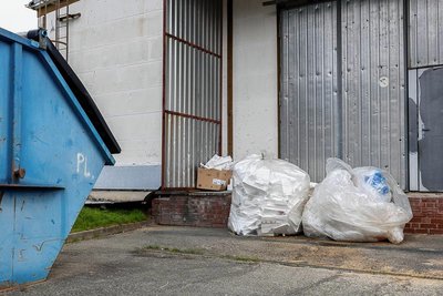 An dem Lagerhaus neben der Göltzsch in Ellefeld lagert das Verpackungsmaterial. 