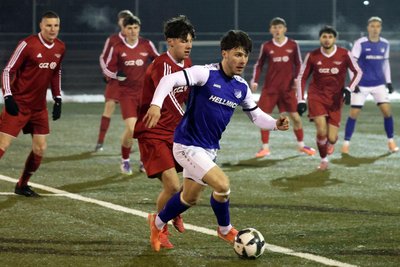 Das Foto zeigt Randolf Riesen (am Ball) bei einem Testspiel des VfB Empor Glauchau in der Winterpause gegen Lok Zwickau.