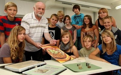 
              <p class="artikelinhalt">Bernd Feustel begeisterte die Siebtklässler des Lichtensteiner Gymnasiums für sein Projekt. Im Laufe des Schuljahres wollen die Mädchen und Jungen ein Kunstwerk anfertigen, das nur aus Kaffeebohnen besteht. Jeden Montagnachmittag werden sie daran arbeiten.</p>
            