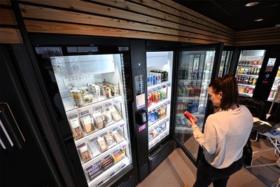 Drei intelligente Kühlschränke erwarten die Kunden im 24-Stunden-Shop an der A4 in Lichtenau.