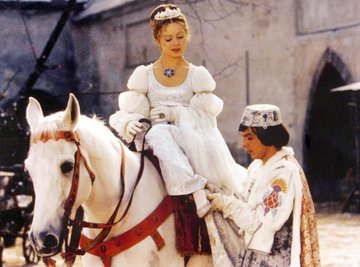 Der Prinz (Pavel Travnicek) passt Aschenbrödel (Libuse Safrankova) im Film "Drei Haselnüsse für Aschenbrödel" den verlorenen Schuh an (undatierte Filmszene).