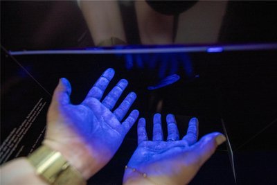 Handhygiene ist besonders in der Erkältungszeit wichtig: Eine Pflegecreme mit phosphoreszierenden Bestandteilen sowie Schwarzlicht zeigten, wie gründlich Seife in die Hände verteilt wurde.