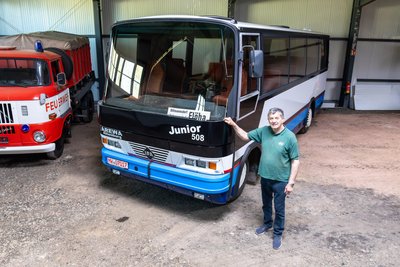 Ein Stück Technikgeschichte zum Anfassen: Dieter Vogel steht vor dem seltenen AREWA Junior 508 – ein ungewöhnlicher Bus-Prototyp aus der Nachwendezeit.