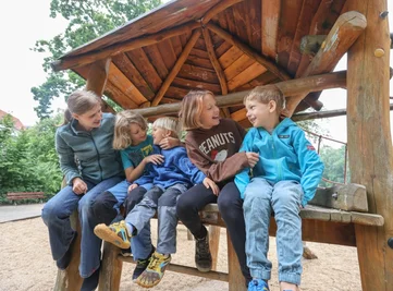Sandy Praß (links) kennt alle Ecken auf dem Gerhart-Hauptmann-Platz. Mit ihren Kindern Adrian, Laurenz, Yuna und Tristan (von links) kommt sie regelmäßig zum Spielen. Die Größeren der Kinder nutzen den Park auch als Treff- und Ausgangspunkt für Verabredungen mit Freunden.