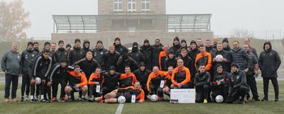 Vom Wetter ließen sich die Kicker der St. Mauritius Werkstätten Zwickau nicht die Stimmung trüben bei ihrer Trainingseinheit mit der deutschen U-20-Auswahl im Westsachsenstadion. 