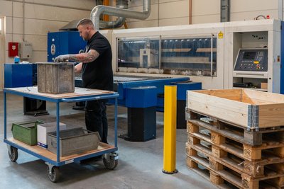 Zu den mehr als 200 Mitarbeitenden im Unternehmen gehört Anlagenführer Marcel Seidel an der Lasermaschine.