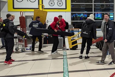 Der FSV Zwickau bei der Ankunft am Flughafen in Antalya.