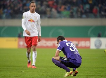 Aues Fabian Müller geknickt auf dem Platz, links Leipzigs Yussuf Poulsen.