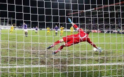Dimitrij Nazarov verwandelt für Aue den Elfmeter zum 1:0.