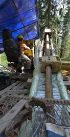 Die Bohrmaschine wird zum Einsatz gebracht.