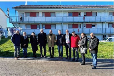 Eine Delegation unter Leitung von Landrat Dirk Neubauer (5. v. li.) hatte sich im Partnerlandkreis Calw über Asylbewerber-Unterkünfte informiert. 