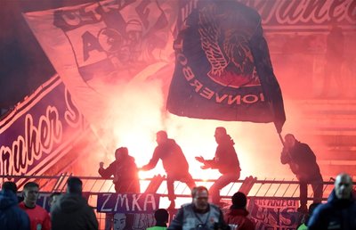 Im Karlsruher Block zündeten "Fans" Pyrotechnik.