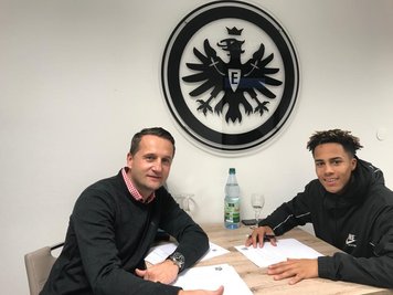 CFC-Sportvorstand Thomas Sobotzik (links) konnte Deji Beyreuther nach Chemnitz holen. Der 19-Jährige wird ausgeliehen.