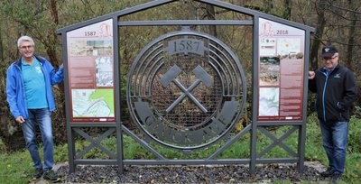 Karl-Heinz Hahn (l.) und Mike Glöckner vom Heimatverein Falkenau am Beginn des Bergbau-Wanderweges an der Schwarzen Brücke. 