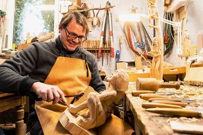 Maik Mischau aus Grumbach schnitzt in seiner Freizeit Figuren, die er sich selbst ausdenkt. Die Frau in seinem aktuellen Werk sollte eigentlich eine Klarinette halten. Nun wird es aber wahrscheinlich ein Kind sein.