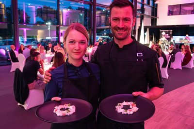 Kevin Seidel vom „Lokalfilet“ in Oelsnitz und Gast-Köchin Hanna Lehmann zauberten beim Gala-Dinner „Nacht der Sterne" ein hochwertiges Sechs-Gang-Menü.