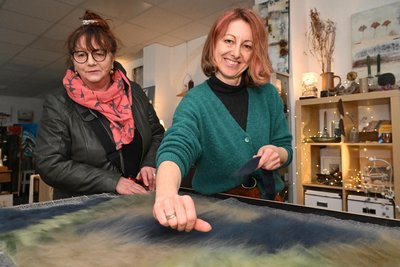 Brigitte Görmar (links) ist mit Künstlerin Dorit Mehner in der Galeriewerkstatt „Pfirsich-Blau“ ins Gespräch gekommen.