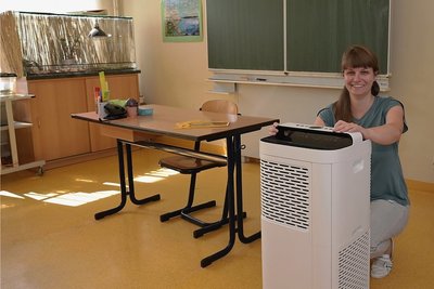 Lehrerin Franziska Kökert mit dem mobilen Lüfter, der in ihrem Fachkabinett für saubere Luft sorgt. 