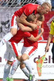 Sebastian Mai beim Torjubel mit René Lange und Kapitän Toni Wachsmuth.