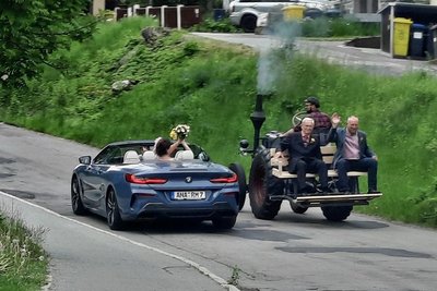Ein Hingucker waren auch die Hochzeitsautos an diesem Tag.