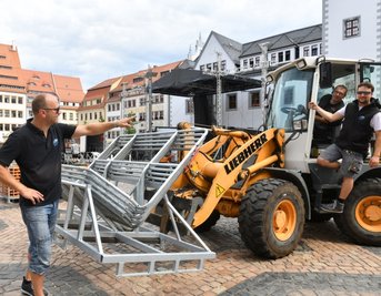 Das Bergstadtfest in Freiberg ist zu Ende. David Bojack, Cheforganisator des Festes (links), und sein Kollege Philipp Cieslak, der für die Logistik und Bühnen zuständig ist (rechts), koordinieren den Abbau auf dem Obermarkt.