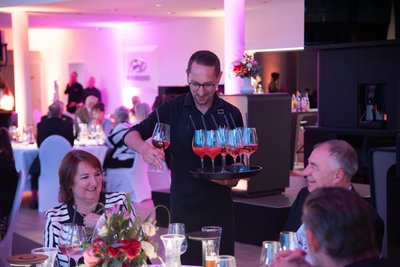 Das Personal vom „Lokalfilet“ hatte beim Gala-Dinner „Nacht der Sterne" im Auto- und Dienstleistungszentrum Müller in Oberlosa alle Hände voll zu tun.