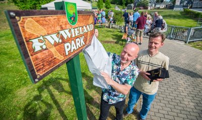  Gemeinderat und Ideengeber Ulf Lange (Foto, links) sowie Ortschronist Frank Bayer lüfteten das Geheimnis um den F. W. Wieland Park.
