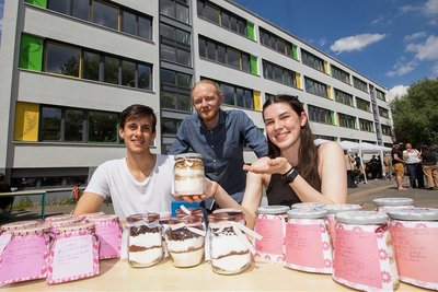 Um Geld für den Schulverein zu akquirieren, ließen sich Louis Müller und Elsa Marlene Müller eine Kuchenbackmischung im Glas einfallen. Da gelingt auch Christian Gößl, Leiter des Beruflichen Gymnasiums (Mitte), ein Gebäck. 