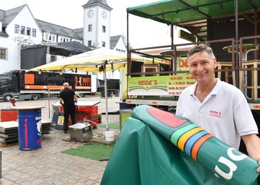 Tino Walcha von der Firma Obstkelterei Kurt Heide baut seinen Stand ab. "Das dauert ungefähr drei Stunden." 
