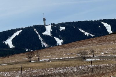 Schnee liegt im Erzgebirge nur noch auf den präparierten Pisten in den Skigebieten - wie hier am tschechischen Keilberg.