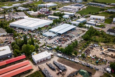 Ein Meer aus Chrom und Geschichte: Tausende Oldtimer und zehntausende Besucher machen das Hartmannsdorfer Gewerbegebiet am 1. Mai wieder zur Pilgerstätte für Fahrzeugfans.