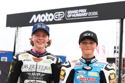 Anina Urlaß (links) und Robin Siegert bei ihrem ersten von drei Gastspielen bei der MotoGP.