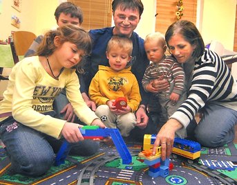 
              <p class="artikelinhalt">Nahmen am Samstag den Freizeittreff in Drebach unter die Lupe: Vanessa und Kimi Krohn sowie Max Heinitz (v. l.). Betreut wurden sie von Andreas Teubner und Hannelore Krohn.</p>
            