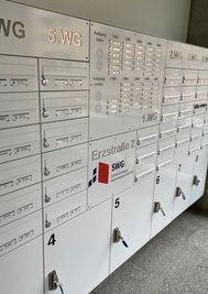 Die Briefkastenanlage hat auchFächer für Pakete. Wer eines erhält, findet den Schlüssel im Briefkasten.