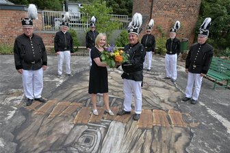 3D-Kunst vorm Heimat- und Bergbaumuseum Reinsdorf - Bei der Übergabe – vorn li. Hotel-Direktorin Anett Strobel und vorn re. Bernd Kühn, Heimatverein Reinsdorf. Foto: Ralf Wendland