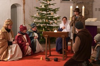 3G-Christvespern an Heiligabend - Probe fürs Krippenspiel in Weißenborn: In der Kirche Berthelsdorf dürfen die Darsteller aber nur spielen, nicht sprechen. Die Geschichte wird verlesen. 